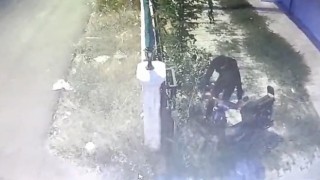 Elektrikli motosikletin çalınma anı kamerada
