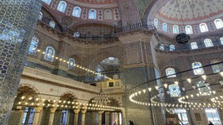 Eminönü Yeni Camiindeki Kabe tasvirli tarihi çini pano demirlerin arkasına gizlendi