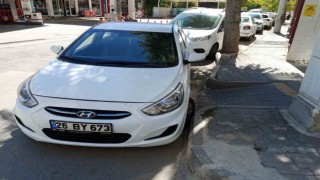 Engelli rampasının önüne park edilen araç tepki topladı