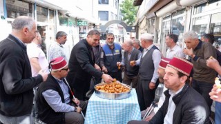 Engelli vatandaştan esnafa lokma tatlısı