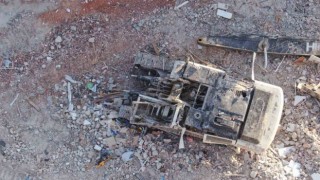 Enkazdan çıkarılan iş makinesinin son hali yıkımın acımasız yüzünü yeniden ortaya serdi