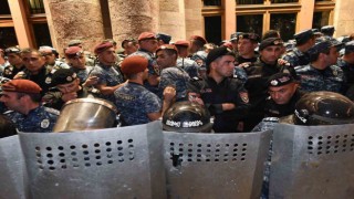 Ermenistanda polis ile Başbakan Paşinyan karşıtları arasında arbede