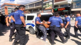 Erzincanda polislere mukavemette bulunan 2 kişi orantılı güç kullanılarak gözaltına alındı