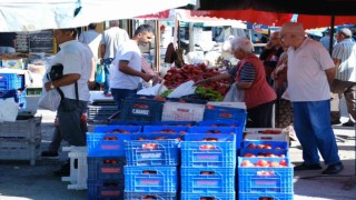 Erzincanda salçalık domates ve biberler tezgahlarda