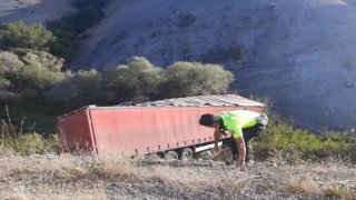 Erzincanda tır şarampole uçtu