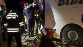Erzurumda yolcu otobüsü traktör römorkuna çarptı: 2 ölü, 14 yaralı