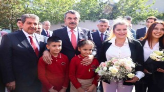 Esenlerde geri dönüşümden elde edilen defterler öğrencilere dağıtıldı