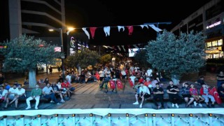 Esenyurtlular Türkiye-Sırbistan maçını dev ekranda izledi