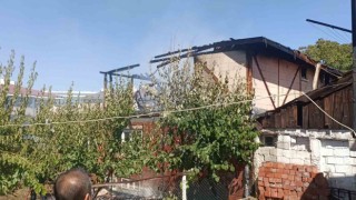 Eşi ve kayınvalidesi ile tartışan kadın evi ateşe verdi