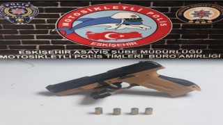 Eskişehirde 8 şüpheli 3 tabanca, uyuşturucu madde ve çalıntı motosiklet ile yakalandı