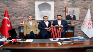 Eskişehirspor yöneticileri Eskişehir Gençlik ve Spor Müdürü Osman Ercanı ziyaret etti