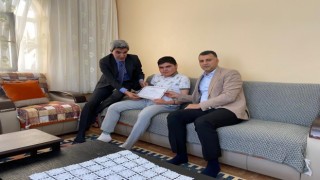 Evde eğitim gören öğrenciye diploma sürprizi