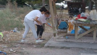 Evlerinden getirdikleri süpürge ve küreklerle temizlik yaptılar