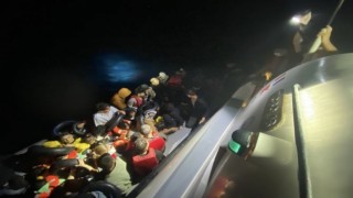 Ezine açıklarında 56 kaçak göçmen yakalandı