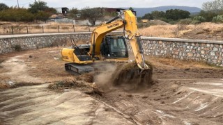 Ezinede taşkınlara karşı Akçin çayı ve Üsküfçü deresindeki su akış yatakları temizleniyor