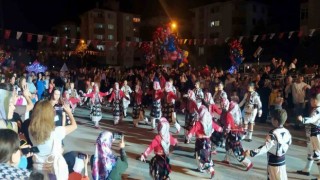 Festivalin gözdesi Yıldızlar folklor ekibi oldu