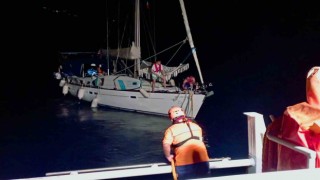 Fethiye açıklarında sürüklenen 14 metrelik tekneyi KIYEM ekipleri kurtardı