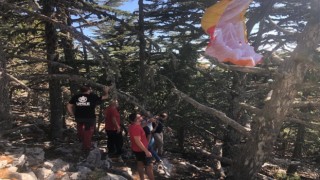 Fethiyede yamaç paraşütü ağaca dolanan turist kurtarıldı