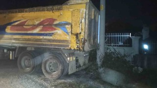 Freni boşalan park halindeki kamyon elektrik direğine çarptı