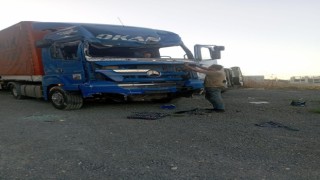 Freni boşalan tır duvara çarparak durdu