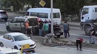 Freni patlayan kamyon otomobile çarptı: 2 yaralı