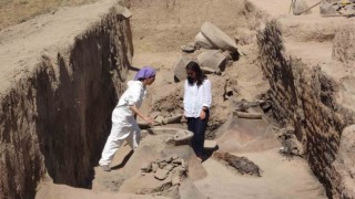 Garibin Tepedeki kazılarda 2 bin 700 yıllık pithoslar bulundu