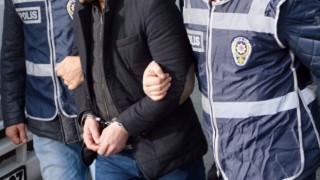 Gasp etmek istediği kişi polis çıkınca baltayı taşa vurdu