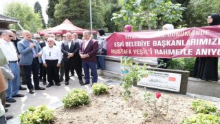 Gaziosmanpaşanın eski Belediye Başkanı Mustafa Yeşil mezarı başında dualarla anıldı
