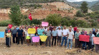 Antalya'da mahallelilerden Zeytinime dokunma eylemi