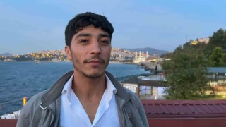 Gece vakti sokakta söylediği şarkıyla viral oldu