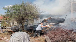 Gedizde meydana gelen yangında traktör yandı, hayvanlar telef oldu