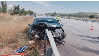 Gedizde otomobil bariyerlere saplandı: 2 yaralı