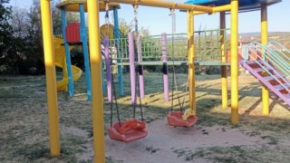 Gedizde park ve yeşil alanların bakım onarımı yapılıyor