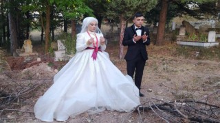 Gelin ve damat önce mezarlık ziyaretine, sonra da düğün salonuna gitti