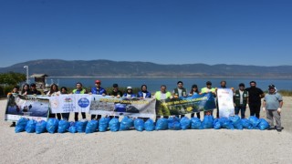 Gönüllü gençler Burdur Gölü kenarında temizlik yaptılar
