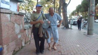 Görme engelli vatandaş 50 yıldır darbuka çalıp türkü söylüyor