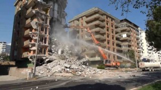 30 yıllık anılarının bulunduğu binanın yıkımını gözyaşları ile izlediler