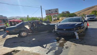 Güründe otomobiller çarpıştı: 4 yaralı