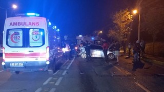 Hafif ticari araç ile otomobil çarpıştı: 2 yaralı
