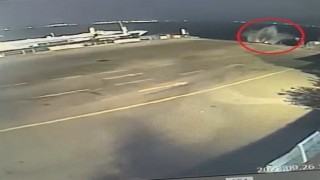 Hafif ticari araç iskeleden denize uçtu: O anlar kamerada