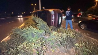 Hafif ticari araç refüjde devrildi