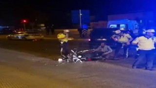 Hafif ticari araca çarpan motosikletli genç hayatını kaybetti