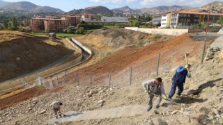 Hakkari Belediyesi patika yola merdiven yaptı