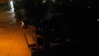 Halkalı Gümrüğünde mahsur kalanlar binaların çatısında kurtarılmayı bekledi