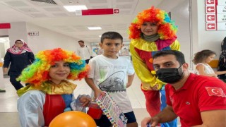 Hastane tedavi gören çocuklara gönüllü gençlerden moral etkinliği