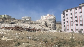 Hatay'da Ağır Hasarlı İki Bloklu Site Kontrollü Bir Şekilde Yıkıldı
