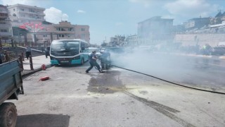 Hatayda araçta çıkan yangını itfaiye söndürdü