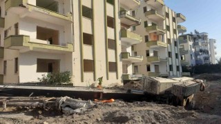 Yıkım için gelen iş makinesi aniden çöktü