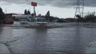 Hatayın kuzeyinde yağışlı hava etkisini hissettiriyor, caddeler göle döndü