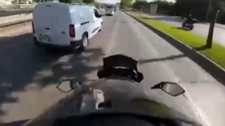 Hem hatalı dönüş yaptı, hem de küfürler savurdu